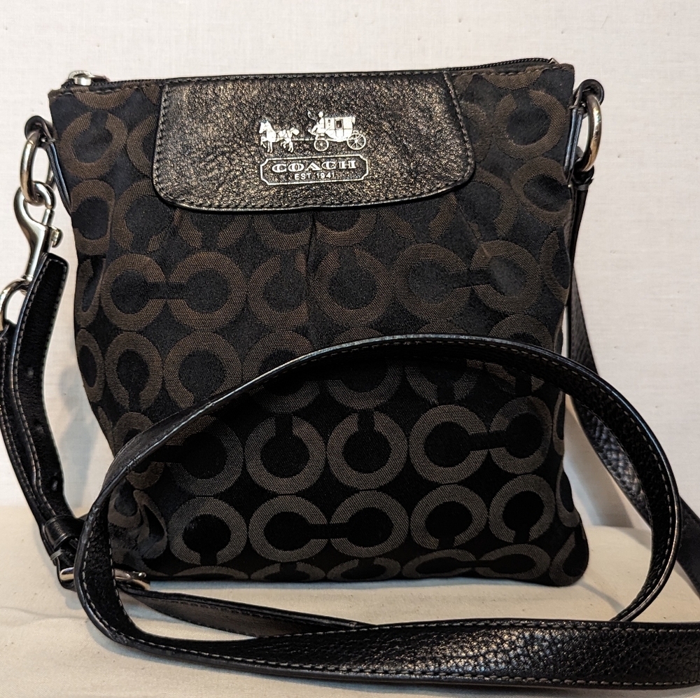 Coach MADISON Black Grey Op Art Stage coach  Pleated Crossbody Purse 43430